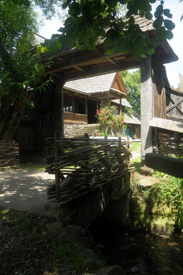 The Village Pension Breb Bagian luar foto